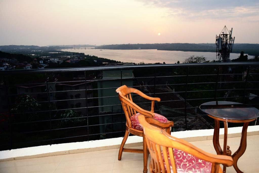 3 Bhk Apartment With River View Панаджі Екстер'єр фото